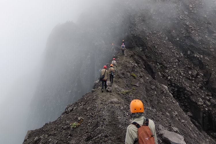 Gunung Ijen, Banyuwangi, gunung alternatif ijen, ijen ramai, 4 Gunung Alternatif Sekitar Banyuwangi, Saat Ijen Ramai Seperti Pasar, 1. Gunung Raung, 2. Gunung Ranti, 3. Gunung Gumitir, 4. Kawah Wurung