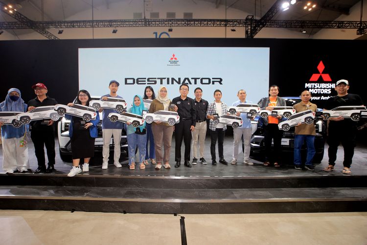 Destinator, konsumen, Mitsubishi Destinator, GIIAS 2025, Mitsubisi Serahkan Destinator ke-50 Konsumen Pertama di GIIAS 2025
