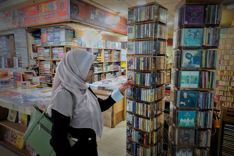 Blok M Square, wisata kuliner blok m square, wisata blok m, wisata di blok m square, tempat makan di blok m square, tempat nongkrong di blok m murah, Ide Jalan Jalan Low Bujet di Blok M, Bisa Ke mana Saja?, 1. Berburu pakaian bekas , 2. Main ke lorong mal, 3. Jajal kuliner di pujasera Blok M Square, 4. Berburu buku bekas murah, 5. Berburu kaset lawas, 6. Nongkrong di Taman Literasi