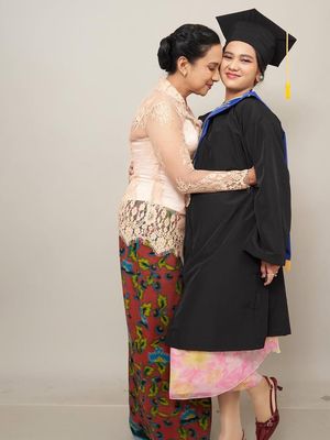 Shahnaz Haque, putri shahnaz haque, charlotte ramadhan, outfit wisuda, wisuda vintage, 6 Outfit Wisuda Putri Shahnaz Haque, Pakai Setelan Milik Sang Nenek, 1. Setelan pink warisan keluarga, 2. Motif floral, 3. Potongan klasik, 4. Aksesori, 5. Heels, 6. Makeup natural