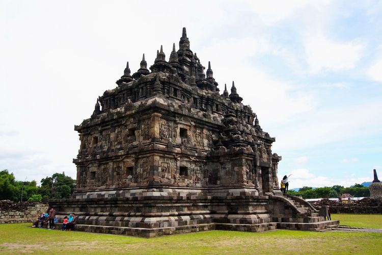 Wisata Magelang, wisata alam magelang, Destinasi wisata Magelang, tempat wisata magelang, 20 Tempat Wisata di Magelang yang Lagi Hits 2025, Wajib Dikunjungi, 1. Candi Borobudur, 2. Museum Jenderal Sudirman, 3. Museum Diponegoro, 4. Museum Wayang, 5. Candi Pawon, 6. Candi Mendut, 7. Museum Karmawibhangga, 8. Candi Selogriyo, 9. Air Terjun Kedung Kayang, 10. Air Terjun Sekarlangit, 11. Silancur Highland, 12. Hutan Pinus Kragilan, 13. Bukit Grenden, 14. Air Terjun Watu Tlatar, 15. Bukit Dagi, 16. Camera House Borobudur, 17. Bukit Rhema, 18. Wisata Getek Balong, 19. Punthuk Mongkrong, 20. Air Terjun Grenjengan Kembar