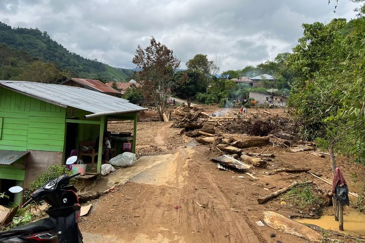 Takengon, Aceh Tengah, Dapur Hampir Tak Mengepul, Warga Aceh Tengah Andalkan Kayu Sisa Banjir untuk Masak
