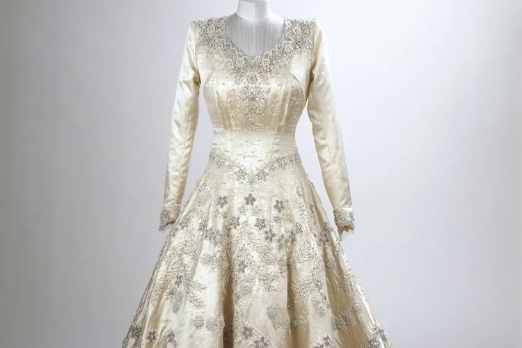 Kerajaan Inggris, Queen Elizabeth II, busana Ratu Elizabeth, Pameran busana Ratu Elizabeth II, Ratu Elisabeth II, Queen Elizabeth II Her Life in Style, pameran busana Ratu Elizabeth II, ratu elizabeth 2, Pameran Busana Ratu Elizabeth II Terbesar Digelar di Istana Buckingham Tahun 2026, Pameran busana Ratu Elizabeth II di Inggris, Busana sebagai alat diplomasi Ratu Elizabeth II, Aneka gaun Ratu Elizabeth II, Buku pendamping pameran