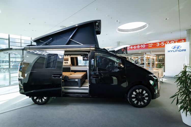 Hyundai, Hyundai Pamerkan Camper Listrik Berbasis Staria, Pakai Panel Surya