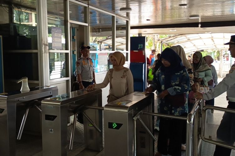 Transjakarta, tarif Transjakarta, Tarif Transjakarta Berpotensi Naik Dua Kali Lipat, Apa Untung Ruginya?
