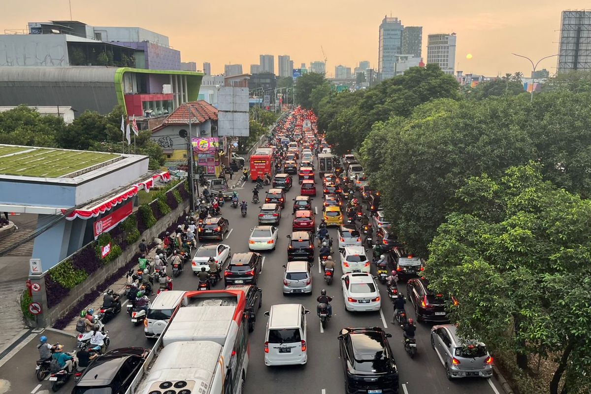 Kemacetan, jalan tb simatupang, T.B. Simatupang, jakarta selatan, Jalan TB Simatupang: Cerita di Balik Kemacetan, Kemacetan yang Menjadi Sahabat Sehari-hari di Jalan TB Simatupang, TB Simatupang: Tokoh Penting dalam Perjuangan Bangsa, Melanjutkan Perjuangan Melalui Pelayanan, Warisan yang Terabaikan di Tengah Kemacetan