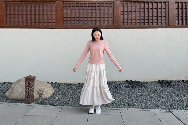 5 Inspirasi OOTD Bukber 2026, Bikin Look Kamu Auto-Fresh, 1. Rani Stripes Shirt – Haidee and Orlin (Rp300.000-an), 2. Jelena Shirt and Pants One Set – Hosofolshopaholic (Rp160.000-an), 3. Karuri Shirt – Myrubylicious (Rp190.000-an), 4. Kulot Pensil – Its Saudaree (Rp99.000), 5. Rok Rilis Almond Milk – Inkano (Rp219.000)