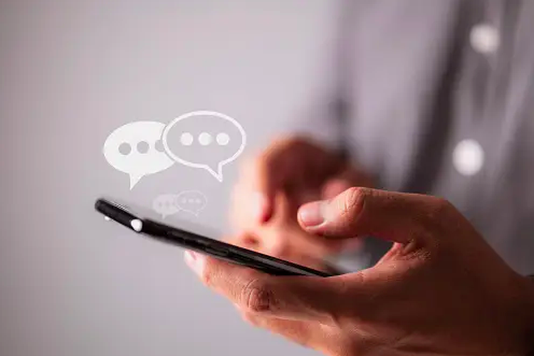 toxic relationship, red flag, red flag chat, red flag dari chat pasangan, red flag pasangan, contoh chat red flag, red flag pada pasangan, relationships tips, 10 Red Flag pada Pasangan dari Caranya Membalas Chat, 1. Balasan terlalu singkat , 2. Sering menggunakan jawaban menggantung, 3. Terlalu bergantung pada emoji atau GIF, 4. Menggunakan emoji tertentu berulang kali, 5. Terlalu sering mengecek keberadaan kamu, 6. Sering membalas dengan sangat lama, 7. Frekuensi pesan tiba-tiba berkurang, 8. Gaya bahasa pesan tiba-tiba berubah, 9. Pesan selalu bernada negatif, 10. Sering memulai pertengkaran lewat chat