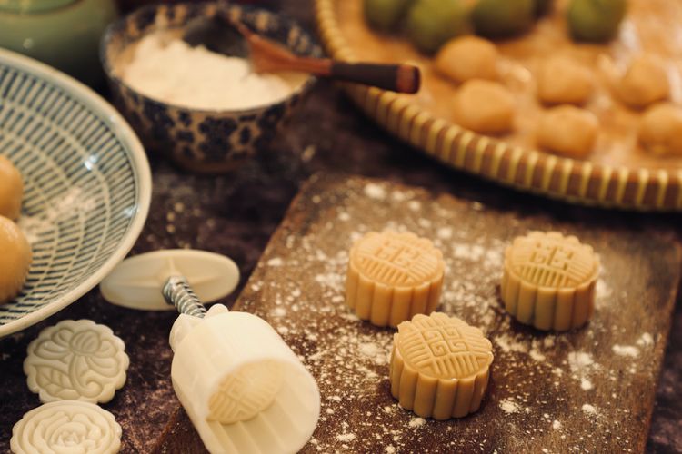 kue bulan, mooncake, cara membuat kue bulan, cara membuat kue bulan cina, cara mencetak kue bulan, Hindari Isian Pecah, Begini Cara Mencetak Kue Bulan ala Chef