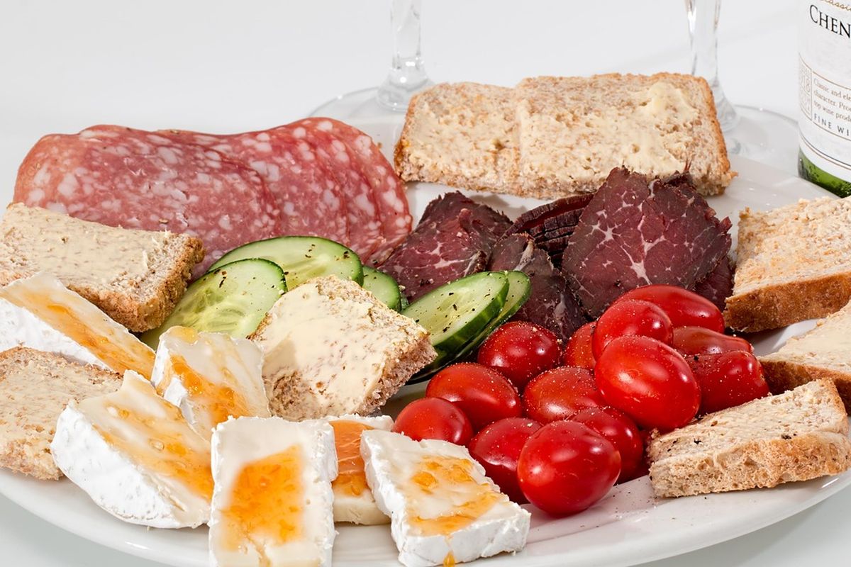 apa itu real food dan junk food, apa itu real food dan contohnya, apa itu junk food menurut para ahli, perbedaan junk food dan real food, apakah boleh makan junk food sesekali, Apa Itu Real Food dan Apa Bedanya dengan Junk Food?
