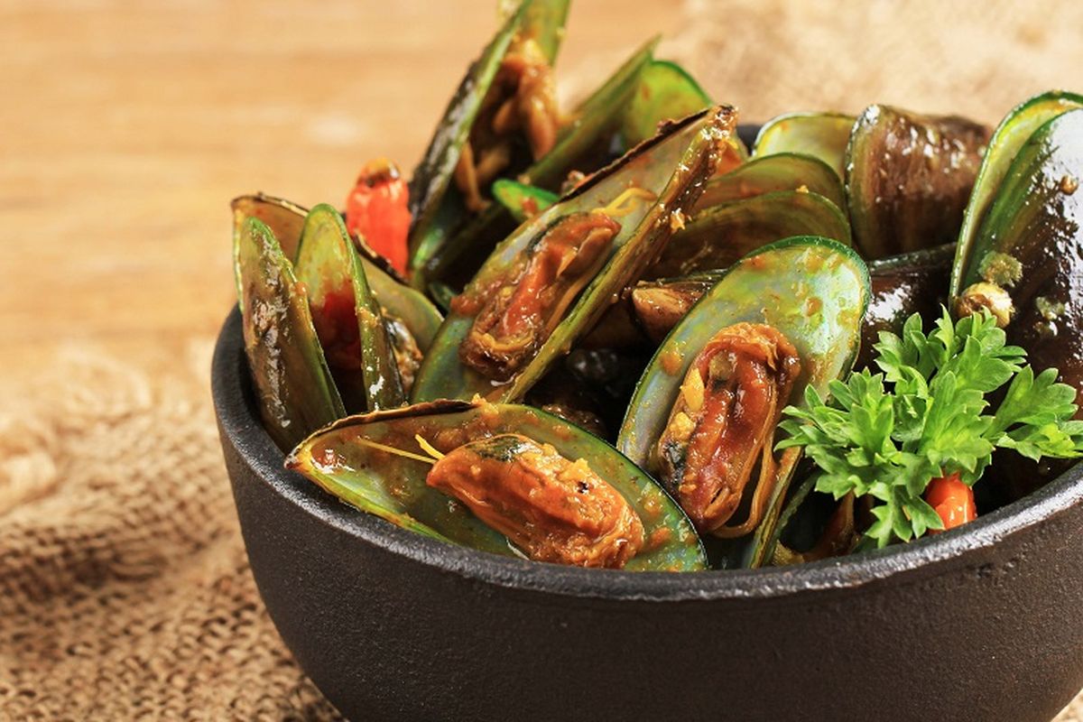 kerang hijau, Rahasia Memasak Kerang Hijau agar Tidak Amis dan Tetap Empuk, 1. Cara memilih kerang yang masih segar, 2. Membersihkan kerang dengan benar, 3. Rahasia merebus kerang agar tidak amis, 4. Tambahkan jahe saat memasak, 5. Jangan merebus kerang terlalu lama