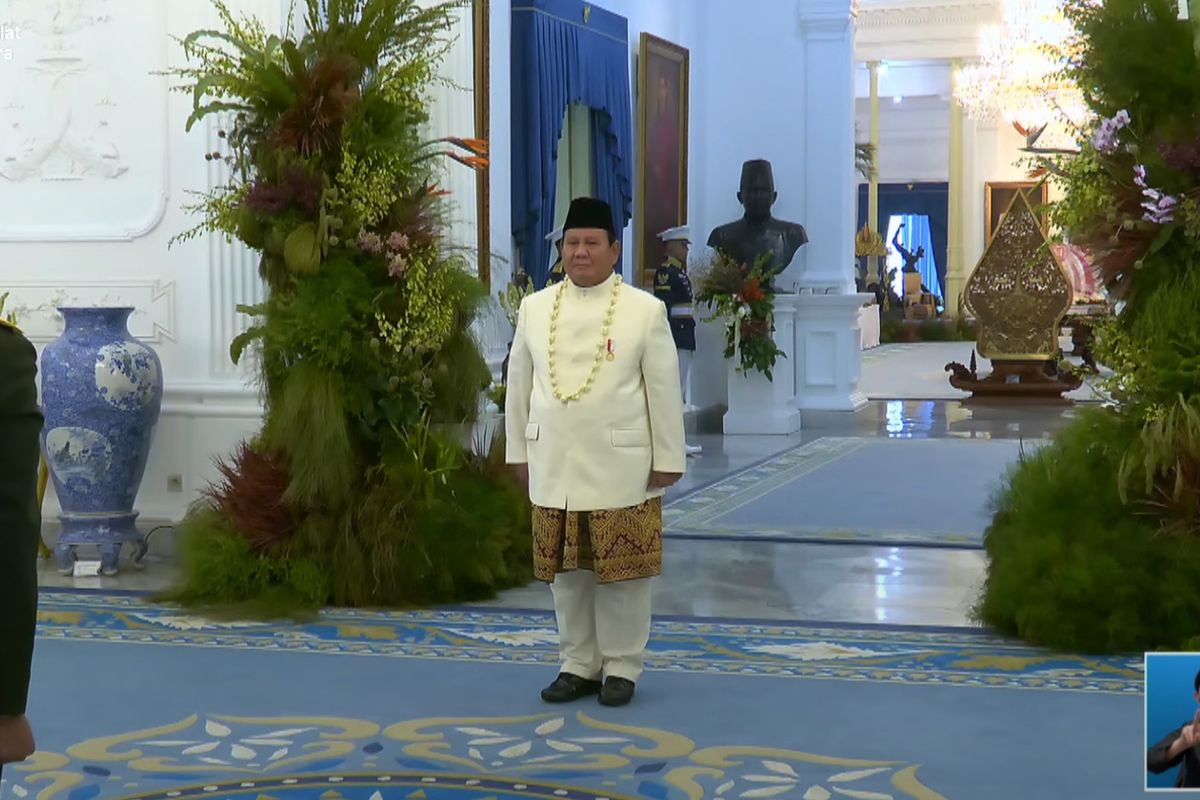 17 Agustus 2025, peringatan hut ke 80 ri, busana prabowo saat hut ke 80 ri, Prabowo Hadir dengan Beskap Betawi dan Kain Songket di HUT ke-80 RI, Beskap Betawi putih dan kain songket, Kalung melati sebagai simbol, Memimpin upacara detik-detik proklamasi, Dresscode wastra Nusantara