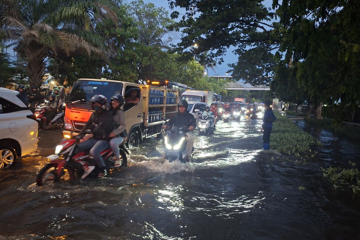 mobil mogok, menerobos banjir, Tips Agar Mobil Tak Mogok Saat Terpaksa Menerjang Banjir