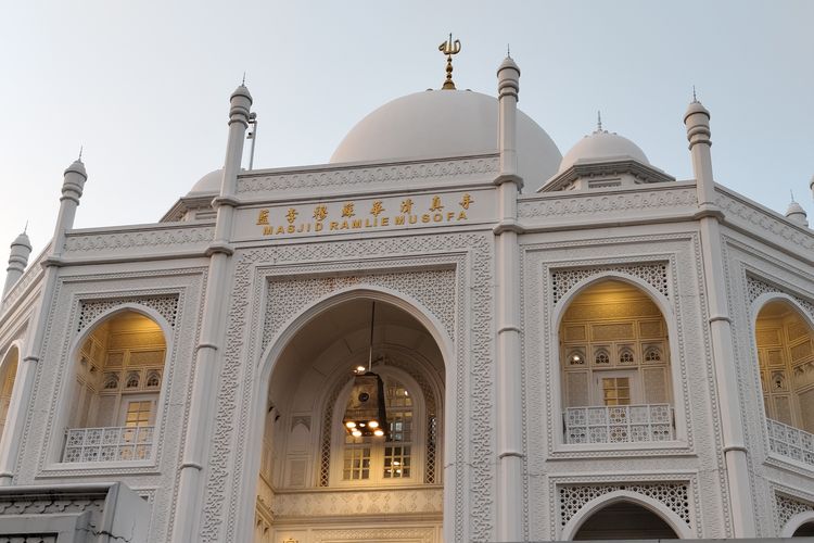 masjid, Megah dan Ikonik, 7 Masjid Indonesia Rasa Timur Tengah, 1. Masjid Ramlie Musofa, 2. Masjid Al-Ikhlas PIK, 3. Masjid At-Thohir, 4. Masjid Agung An-Nur, 5. Masjid Dian Al-Mahri / Masjid Kubah Emas, 6. Masjid Nasional Al-Akbar