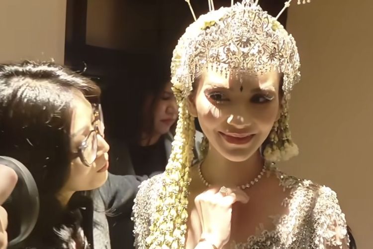 Alyssa Daguise, Perhiasan Alyssa Daguise, pernikahan al ghazali dan alyssa daguise, akad nikah al ghazali, akad nikah Al Ghazali dan Alyssa Daguise, perhiasan Alyssa Daguise dalam akad nikahnya, perhiasan alyssa daguise, cincin alyssa daguise, harga cincin alyssa daguise, Perhiasan Alyssa Daguise Saat Akad Nikah dengan Al Ghazali, Capai Ratusan Juta, 1. Cincin , 2. Kalung berlian, 3. Anting , 4. Gelang 