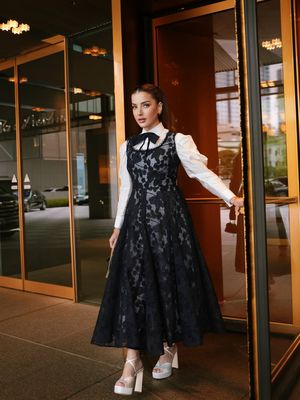 Meryl Streep, Anne Hathaway, The Devil Wears Prada, Andy Sachs, Miranda Priestly, Tasya Farasya, 7 Gaya Tasya Farasya saat Interview Meryl Streep dan Anne Hathaway, Sentuhan Couture, 1. Dominasi warna hitam-putih yang klasik, 2. Detail lace yang memberi tekstur mewah, 3. Siluet panjang bergaya formal, 4. Sentuhan kerah pita bernuansa klasik, 5. Potongan fitted di bagian atas, 6. Rok bervolume yang memberi efek dramatis, 7. Tata rambut sleek untuk menyeimbangkan keseluruhan look