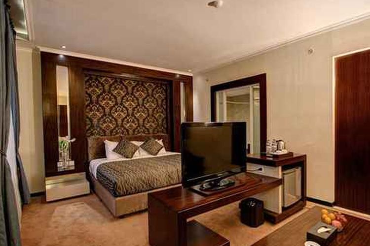 hotel di Pekalongan, 5 Rekomendasi Hotel di Pekalongan, Cocok untuk Liburan dan Trip Bisnis, 1. Aston Pekalongan Syariah Hotel &amp; Conference Center, 2. Howard Johnson by Wyndham Pekalongan, 3. Hotel Dafam Pekalongan, 4. Hotel Santika Pekalongan, 5. The Sidji Hotel Pekalongan