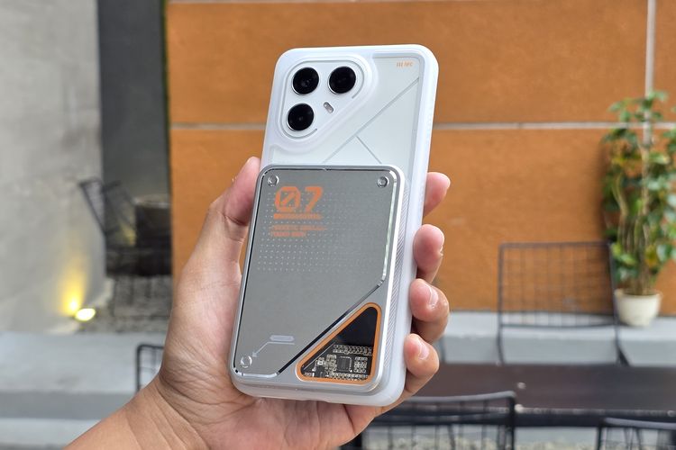 Tecno Pova 7 Ultra, game, Game, kamera 108 mp, fitur AI, bypass charging, Tecno AI, Tecno Pova 7 ultra, Unboxing Tecno Pova 7 Ultra, harga Tecno Pova 7 Ultra, dimensity 8350 ultimate, Unboxing Tecno Pova 7 Ultra 5G, Harga Rp 5 Juta Dapat Powerbank Wireless dan Charger 70 Watt, Desain futuristik + Status Light, Layar 144 Hz yang mulus dan terang, Pakai chip MediaTek Dimensity 8350, Antarmuka HiOS 15 dan fitur AI