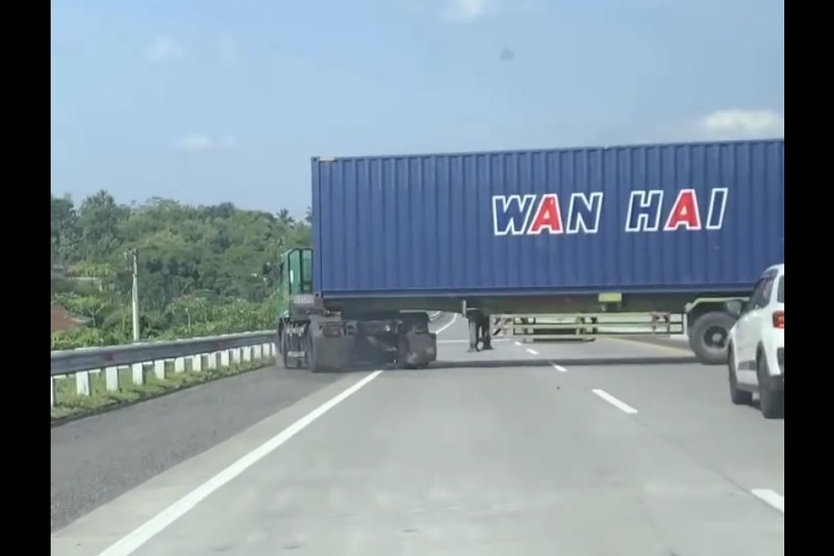 truk, Tol Semarang, Truk Trailer Nekat Putar Balik di Tol Semarang-Solo, Pengelola Minta Maaf