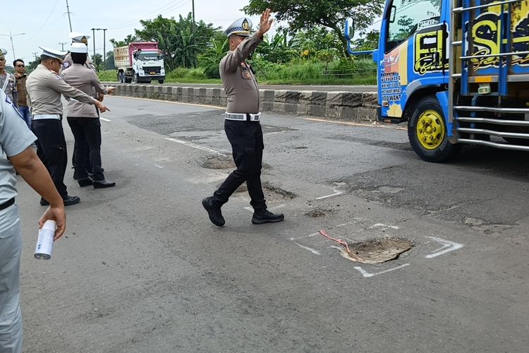 jalan berlubang, aquaplaning, Selalu Waspada Jalan Berlubang dan Aquaplaning saat Berkendara
