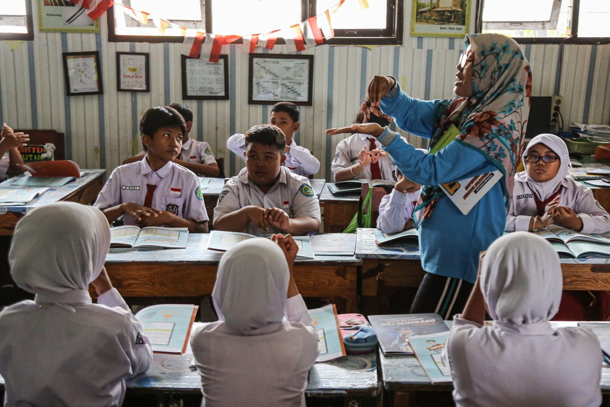 tunjangan guru, kesejahteraan guru, gaji guru honorer, tunjangan guru honorer, tunjangan guru 2026, tunjangan guru honorer 2026, kenaikan tunjangan 2026, kenaikan tunjangan guru 2026, kesejahteraan guru di indonesia, Mulai 2026, Guru Honorer Terima Tunjangan Rp 400.000 per Bulan, Langkah Terobosan Pemerintahan Prabowo-Gibran, Komisi X DPR Apresiasi Langkah Pemerintah, Kritik terhadap Gaji Guru Honorer, Dianggap Tidak Manusiawi , Tantangan Pendidikan: Sekolah Rusak dan Revitalisasi