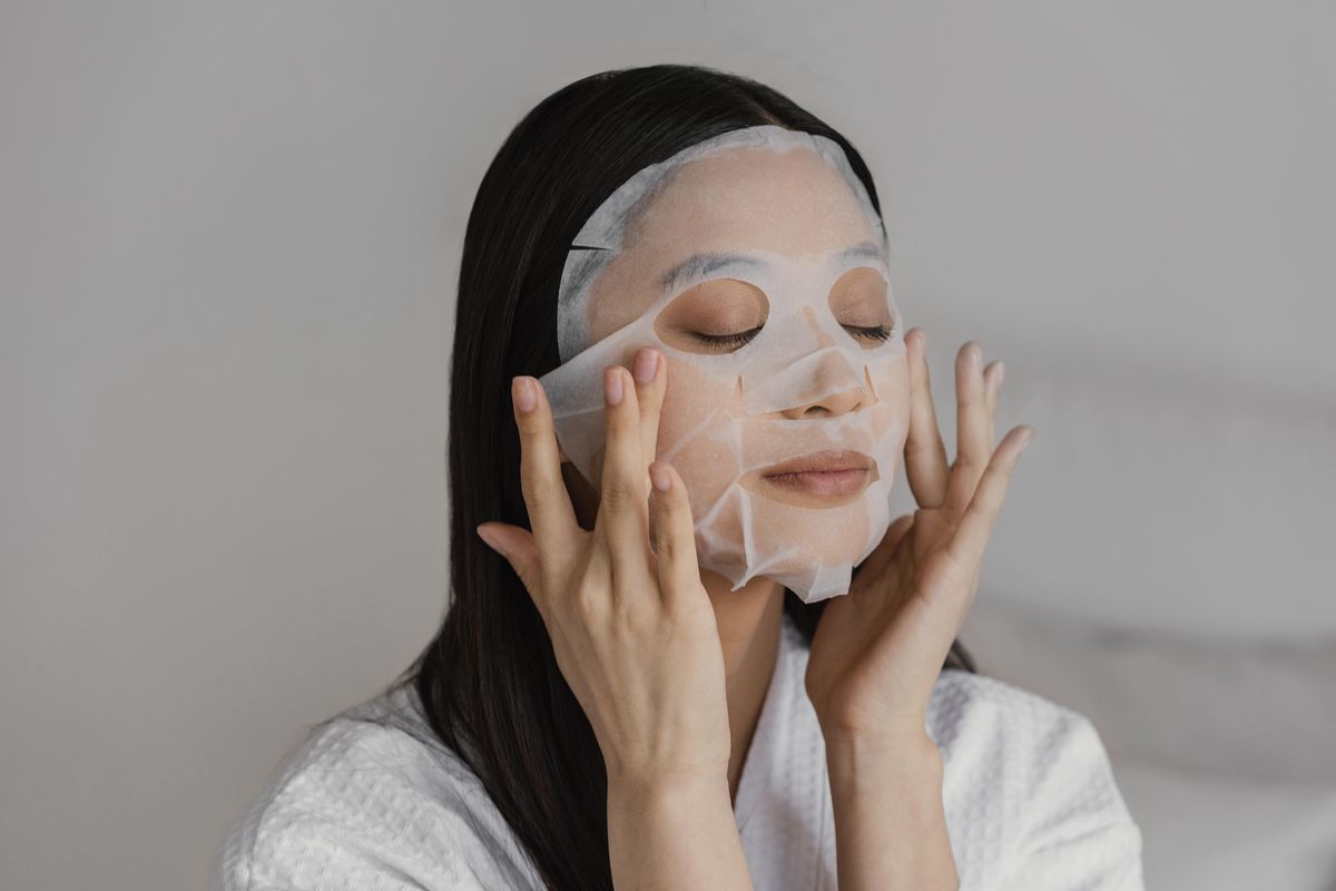 kolagen, masker kolagen, Efektivitas masker kolagen, Perlukah Pakai Masker Kolagen dalam Rutinitas Skincare?, Apa itu masker kolagen dan bagaimana cara kerjanya?, Efektivitas masker kolagen menurut penelitian, Efek samping dan hal yang perlu diperhatikan, Cara meningkatkan produksi kolagen secara efektif