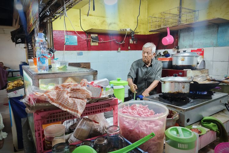 tempat makan di Blok M Square, rekomendasi tempat makan di Blok M Square, tempat makan di blok m square, rekomendasi tempat makan yang enak di blok m, rekomendasi tempat makan di blok m square, rekomendasi tempat makan enak di blok m, tempat makan di blok m yang murah, 7 Rekomendasi Tempat Makan di Blok M Square, Enak dan Murah, 1. Soto Padang Pak Malin, 2. Ayam Celup Mang Asep, 3. Ayam Penyet Sumber Rahayu, 4. Warung Bang Nasir Mie Aceh &amp;  Kopi Aceh, 5. Cireeng.in, 6. K'Day Xo Steak &amp; Grill, 7. Bakmie Khas Jaksel