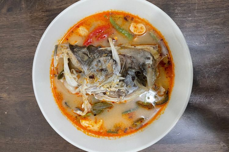 Trik Masak Kepala Kakap Kuah Pedas Lebih Empuk, Bumbu Lebih Meresap, Trik Masak Kepala Kakap, 1. Rendam dengan Jeruk Nipis dan Garam, 2. Rebus Terlebih Dahulu Hingga Matang, 3. Tumis Bumbu Sampai Benar-Benar Harum, 4. Masukkan Bumbu ke Dalam Rebusan, 5. Gunakan Rempah dan Bahan Segar, Resep Kepala Kakap Kuah Pedas, Cara Membuat Kepala Kakap Kuah Pedas