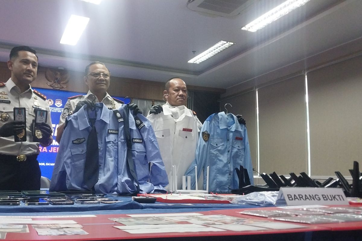 Dirjen Imigrasi, Jepang, Bogor, WN Jepang, Kantor Imigrasi Bogor, 5 Fakta Penangkapan 13 WN Jepang di Bogor, Terlibat Online Scamming Berkedok Polisi, 1. Markas Tersembunyi di Perumahan Elite Babakan Madang, 2. Modus Menyamar Jadi Petugas Provider dan Polisi Jepang, 3. Gunakan Atribut Polisi dan Simulasi Suara Radio, 4. Incar Aset Berharga dan Investasi Korban, 5. Barang Bukti High-Tech dan Ancaman Deportasi