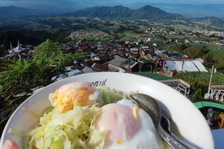 Nepal van Java, Kaliangkrik, Gunung Sumbing, gunung sumbing, aktivitas di nepal van java, wisata di nepal van java ngapain aja, 5 Aktivitas Seru yang Wajib Dicoba Saat Datang ke Nepal van Java, 1. Menikmati Pemandangan dari Atas Gedung Serbaguna Desa Butuh, 2. Menginap di Homestay dan Berinteraksi dengan Warga Lokal, 3. Jalan Pagi Menyusuri Desa, 4. Menikmati Mi di Warung Tongkrong Atas Awan, 5. Berbelanja Sayur Segar