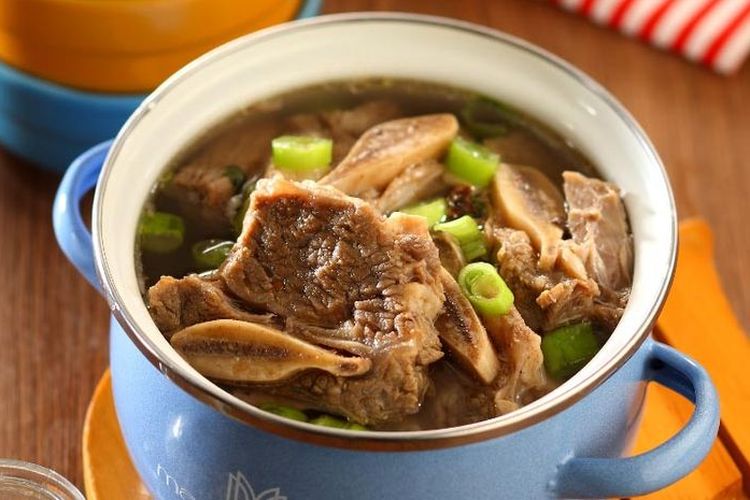 Manfaat makanan hangat, Mengapa makanan hangat begitu menenangkan, comfort food, kesehatan mental, mental health, efek makanan kuah, manfaat makanan berkuah, manfaat sop hangat, manfaat sop iga sapi, pemulihan depresi, manfaat makanan hangat, Ketika Sup Iga Jadi Obat Hati, Kisah Bangkit dari Depresi lewat Perhatian Kecil, Cerita Kirana, depresi usai alami kecelakaan, Merasa "dipeluk" oleh sup iga hangat, Mengapa makanan hangat begitu menenangkan?, Sup iga hangat menjadi perhatian kecil, Pelajaran tentang dukungan emosional
