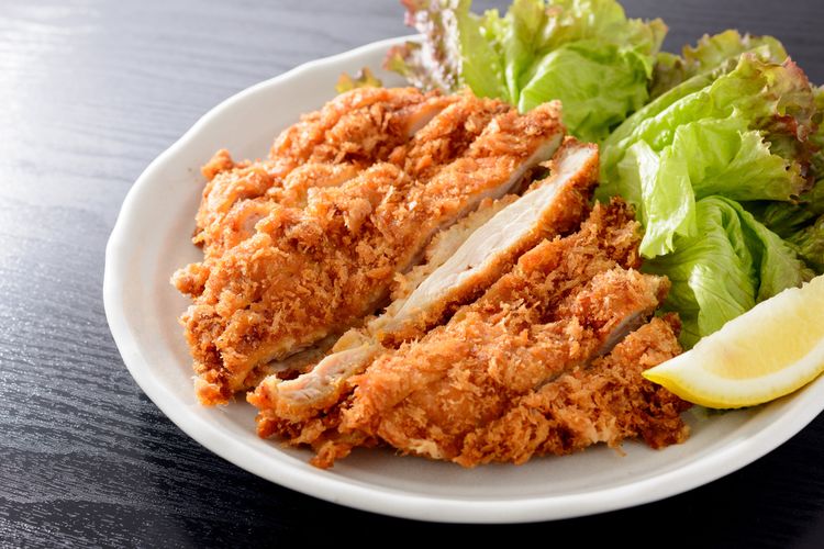 chicken katsu, 4 Tips Bikin Chicken Katsu yang Enak, Renyah di Luar dan Empuk di Dalam, 1. Marinasi ayam, 2. Siapkan lapisan tepung , 3. Goreng dengan teknik yang benar, 4. Jaga kebersihan minyak saat menggoreng