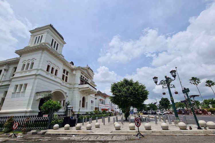 Alun-alun Kidul Yogyakarta, Alkid, Alun-alun Selatan, Keraton Yogyakarta, Alun-Alun Selatan, wisata di dekat Alun-alun Kidul Yogyakarta, Alun-alun Utara, wisata sekitar Alkid, 8 Tempat Wisata di Dekat Alun-alun Kidul Yogyakarta, Bisa Ditempuh Jalan Kaki, Taman Sari, Pasar Ngasem, Keraton Yogyakarta, Masjid Gedhe Kauman, Alun-alun Utara Yogyakarta, Titik Nol Kilometer, Jalan Malioboro, Benteng Vredeburg
