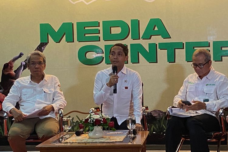 raja juli antoni main domino, Raja Juli Antoni klarifikasi, Azis Wellang tersangka pembalakan liar, foto viral Raja Juli main domino, kasus illegal logging Kalimantan Tengah, KKSS permainan domino, Abdul Kadir Karding klarifikasi, status hukum Azis Wellang, Azis Wellang pembalakan liar, klarifikasi Raja Juli Antoni, profil Azis Wellang, Siapa Azis Wellang? Sosok Tersangka Pembalakan Liar yang Main Domino Bareng Raja Juli Antoni, Kronologi Raja Juli main domino, Siapa Azis Wellang?, Klarifikasi Abdul Kadir Karding, Viral di media sosial