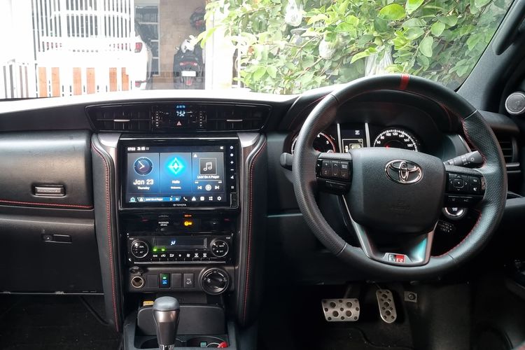 konsumsi bahan bakar, pengalaman pemilik, biaya pajak, Toyota Fortuner 2.8, Pengalaman Nyata Pemilik Toyota Fortuner 2.8 Setelah 24.000 Km, Toyota Fortuner 2.8: Performa Tinggi dengan Beberapa Kekurangan, Pengalaman Setelah 24.000 Kilometer, Perbandingan dengan Model Sebelumnya, Catatan Penting dari Penggunaan Sehari-hari, Kesimpulan