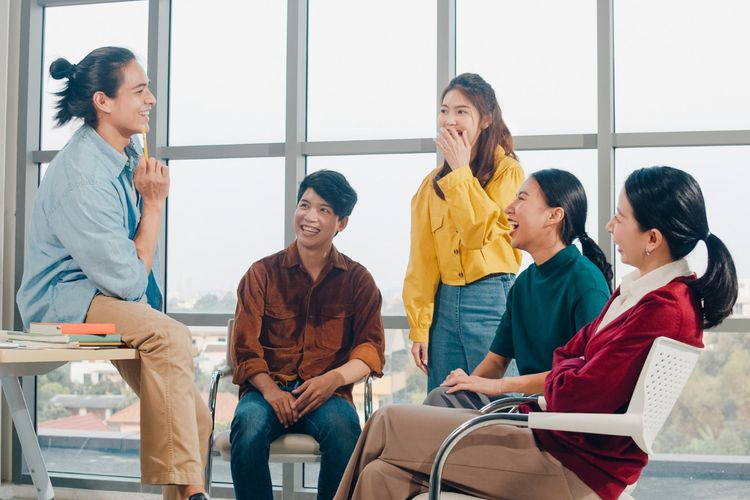 Gemini, zodiak, Memahami Karakter Zodiak Gemini, Cerdas, Adaptif, dan Sulit Diam, Rasa ingin tahu jadi dasar karakter Gemini, Gemini dan kemampuan melihat banyak perspektif, Kekuatan Gemini dalam lingkungan sosial dan kerja, Tantangan Gemini: Mudah kehilangan fokus, Gemini dalam hubungan dan kehidupan sosial, Gemar bersosialisasi, tapi tetap butuh waktu sendiri