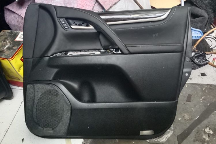 Trim Car Service Interior, Door Trim Mobil Eropa Lengket? Solusi, Penyebab, dan Biaya Perbaikan