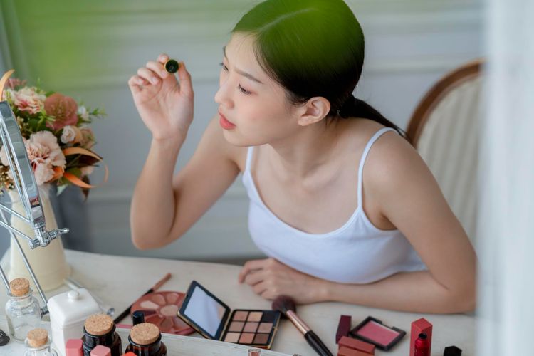Makeup crack, makeup crack, Bubah Alfian, makeup anti crack, Jakarta X Beauty 2025, jakarta x beauty 2025, tips makeup anti crack, penyebab makeup crack, 4 Tips Makeup Anti Crack dari Bubah Alfian, Cocok untuk Area Berkerut, 1. Pilih produk complexion yang ringan, 2. Tipiskan aplikasi di area kerutan, 3. Gunakan produk yang sesuai dengan iklim tropis, 4. Sesuaikan penggunaan pelembab dengan tipe kulit