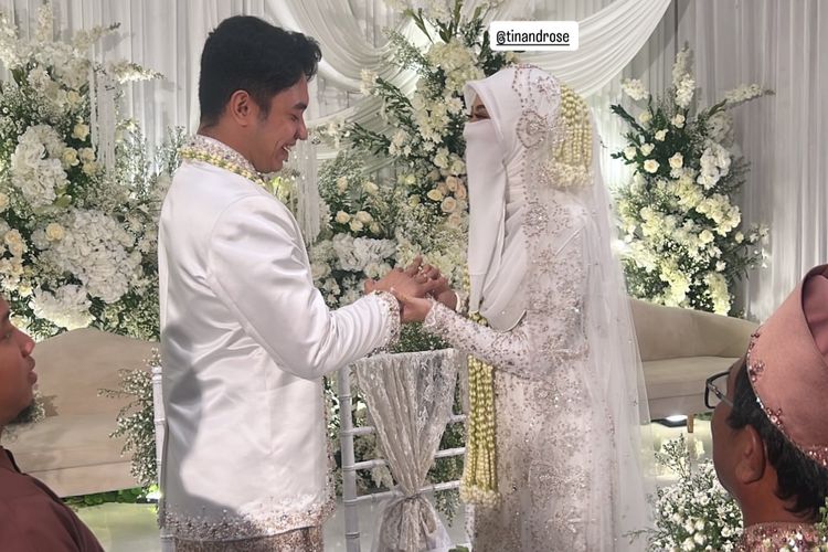 Tinandrose, akad nikah, menikah, Fiki Naki, fiki naki menikah, Fiki Naki menikahi Tinandrose, Fiki Naki menikah dengan Tinandrose, Tinandrose fiki naki, Tinandrose Buku, Fiki Naki dan Tinandrose Menikah, Elegan dalam Busana Serba Putih, Momen lamaran Fiki Naki dan Tinandrose, Busana Fiki Naki saat akad nikah, dihiasi payet, Tinandrose saat akad nikah, pakai veil transparan, Busana resepsi Fiki Naki dan Tinandrose dalam nuansa beige
