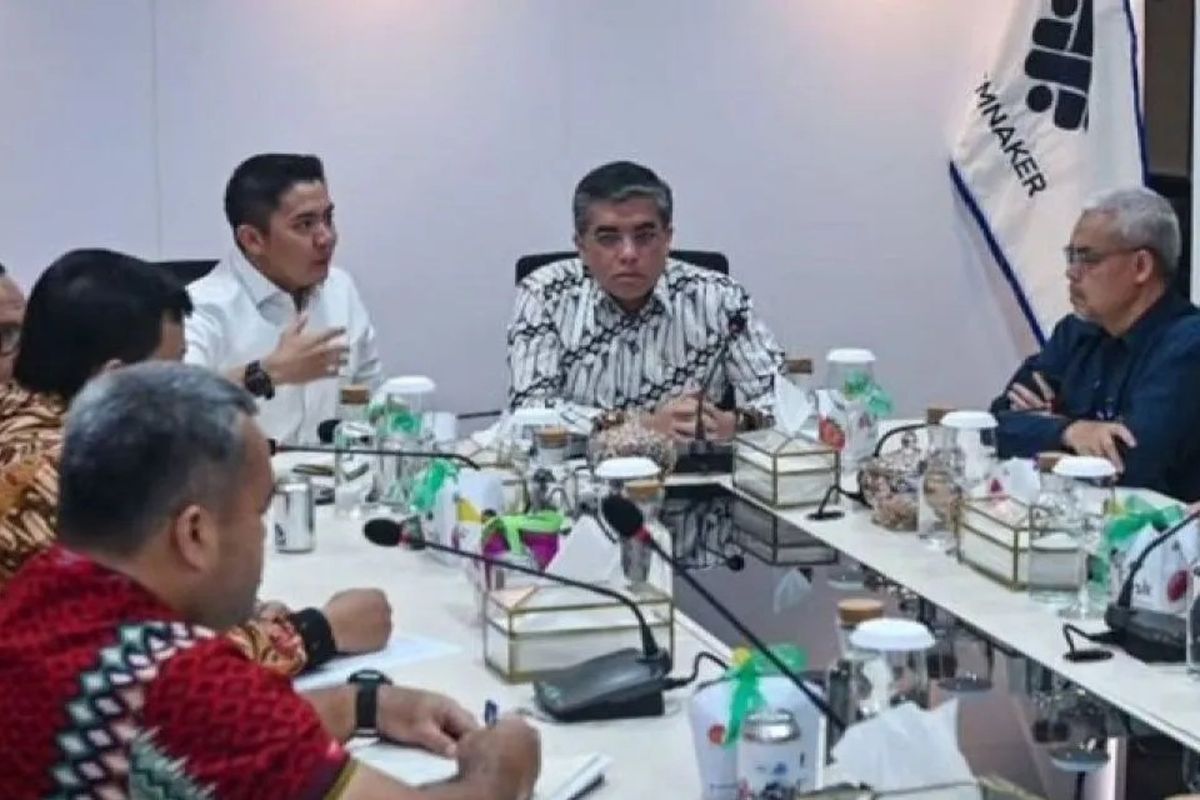 Kemnaker, Sekretaris Kabinet, Menteri Ketenagaakerjaan, Kementerian Ketenagakerjaan, Teddy Indra Wijaya, seskab teddy, magang nasional, magang nasional kemnaker 2025, Seskab Teddy Temui Menaker Bahas Program Magang Nasional 2025