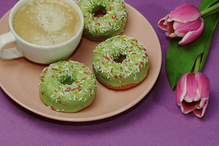 Sarapan, sarapan, tips sarapan, Tips sarapan sehat, Hindari 6 Makanan Ini Saat Sarapan, Menurut Ahli Gizi, 1. Yogurt rasa, 2. Muffin kemasan, 3. Smoothie dan jus kemasan, 4. Donat dan kue manis, 5. Granola dan granola bar kemasan, 6. Daging olahan seperti sosis