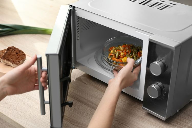 makanan sisa, Memanaskan Ulang Makanan Sisa, Awas Keracunan, 6 Kesalahan Saat Memanaskan Ulang Makanan Sisa, 1. Membiarkan makanan terlalu lama di suhu ruang, 2. Tidak menggunakan wadah kedap udara, 3. Suhu kulkas terlalu hangat, 4. Menyimpan makanan sisa terlalu lama, 5. Tidak memanaskan hingga suhu yang cukup tinggi, 6. Terjadi kontaminasi silang di microwave