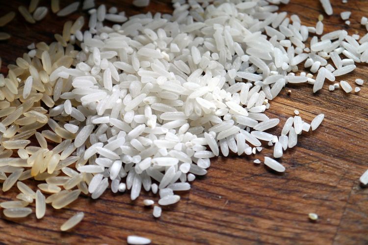 beras oplosan, ciri beras oplosan, Beras Oplosan, beras oplosan bulog, bahaya beras pemutih, nasi tidak cepat basi, tips memilih beras, Jangan Asal Beli, Ini Ciri-Ciri Beras Oplosan dari Tampilan Luar, Warna Terlalu Putih, Warna Tidak Seragam, Nasi dari Beras Oplosan Tidak Mudah Basi, Aroma dan Tekstur Beras Berbeda