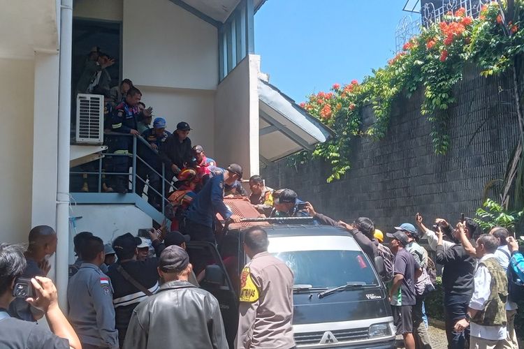 BBKSDA Jabar, evakuasi macan tutul, macan tutul nyasar, evakuasi macan Bandung, Polsek Sukasari, Macan Tutul Nyasar ke Hotel Bandung, Evakuasi Dramatis 3 Jam, BBKSDA Pastikan Hewan Alami Stres