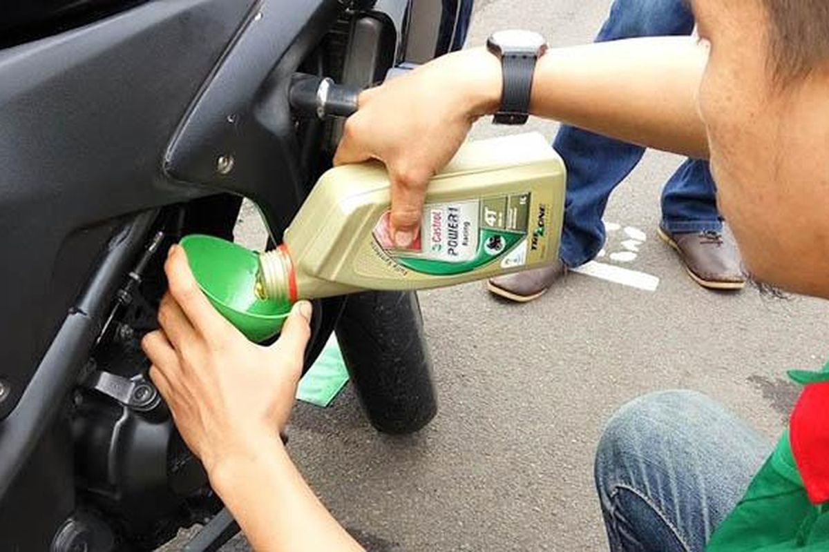 motor, oli mesin, Jangan Tunggu Bunyi Kasar, Ini Waktu Ideal Ganti Oli Mesin Motor