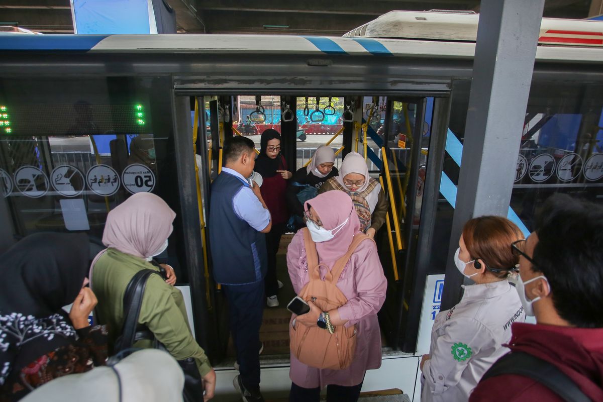 HUT RI, cuti bersama, 18 agustus 2025, libur 18 Agustus 2025, cuti bersama 18 agustus 2025, Pekerja Swasta Protes Cuti Bersama 18 Agustus: Batalin Aja, Cuma Untungkan ASN, “Yang Libur Cuma Orang Pemerintah”, Cuti Bersama 18 Agustus Dinilai Pilih-pilih dan Tidak Adil, Usulan Cuti Bersama 18 Agustus untuk Dibatalkan, Ada yang Sambut Positif, Aturan Cuti Bersama 18 Agustus