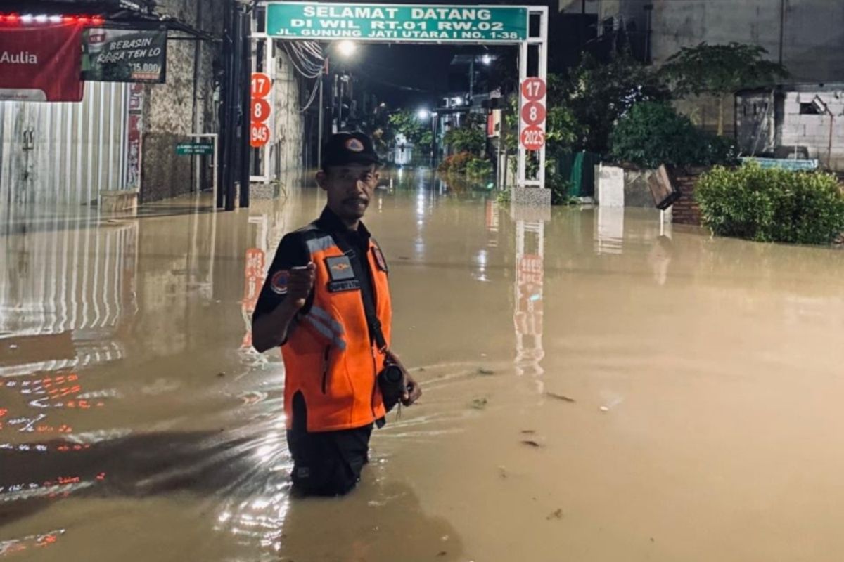 Sungai Plumbon, banjir, Hari Ini Semarang Barat Masih Terendam Banjir Akibat Meluapnya Sungai Plumbon, Genangan Masih Tersisa di Tiga Kelurahan, Ketinggian Air Bervariasi, Ratusan Jiwa Terdampak, Evakuasi Warga Dilakukan ke Tempat Aman, Dua Titik Tanggul Jebol, Warga Masih Waspada