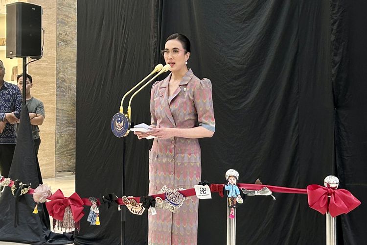 Menteri mandi air galon, hoaks air galon Kemenparekraf, klarifikasi isu mandi galon, viral menteri mandi galon, Apni Jaya Putra bantah hoaks, Widiyanti Putri Wardhana berita, isu viral Kemenparekraf 2025, bantahan mandi air galon, Viral Menteri Widiyanti Minta Mandi Air Galon, Kemenpar: Itu Hoaks 100 Persen!, Bantahan soal mandi air galon, Sorotan soal pakaian menteri, Tidak mau merepotkan daerah, Fokus pada target pariwisata, Kenapa harus dijawab?