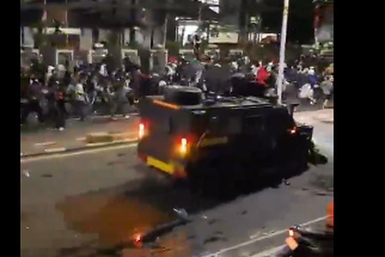 Polda Metro Jaya, Propam Polri, Rantis Brimob, affan kurniawan, rantis brimob lidas ojol, Ada 7 Anggota Brimob di Kendaraan Rantis yang Melindas Affan Kurniawan, Siapa Pengemudinya?, Nama Bripka R Disebut Jadi Pengemudi Rantis Brimob, Penyidik Propam Polri Ungkap Pernyataan Pelaku, 7 Oknum Brimob Telah Dijatuhi Sanksi Patsus, Belum Ada Penetapan Status Tersangka