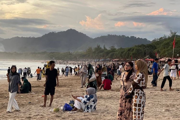 Pantai Pulau Merah, Banyuwangi, Libur Akhir Tahun di Banyuwangi, Mampir ke Pantai Pulau Merah